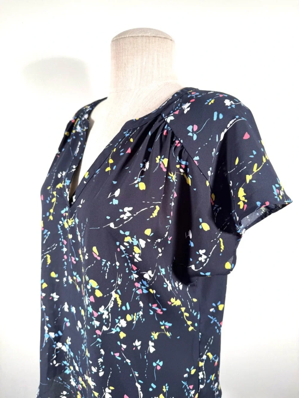 Banana Republic Navy Blue Wildflower Floral Flutter Sleeve V-Neck Blouse Sz M - Picture 4 of 11